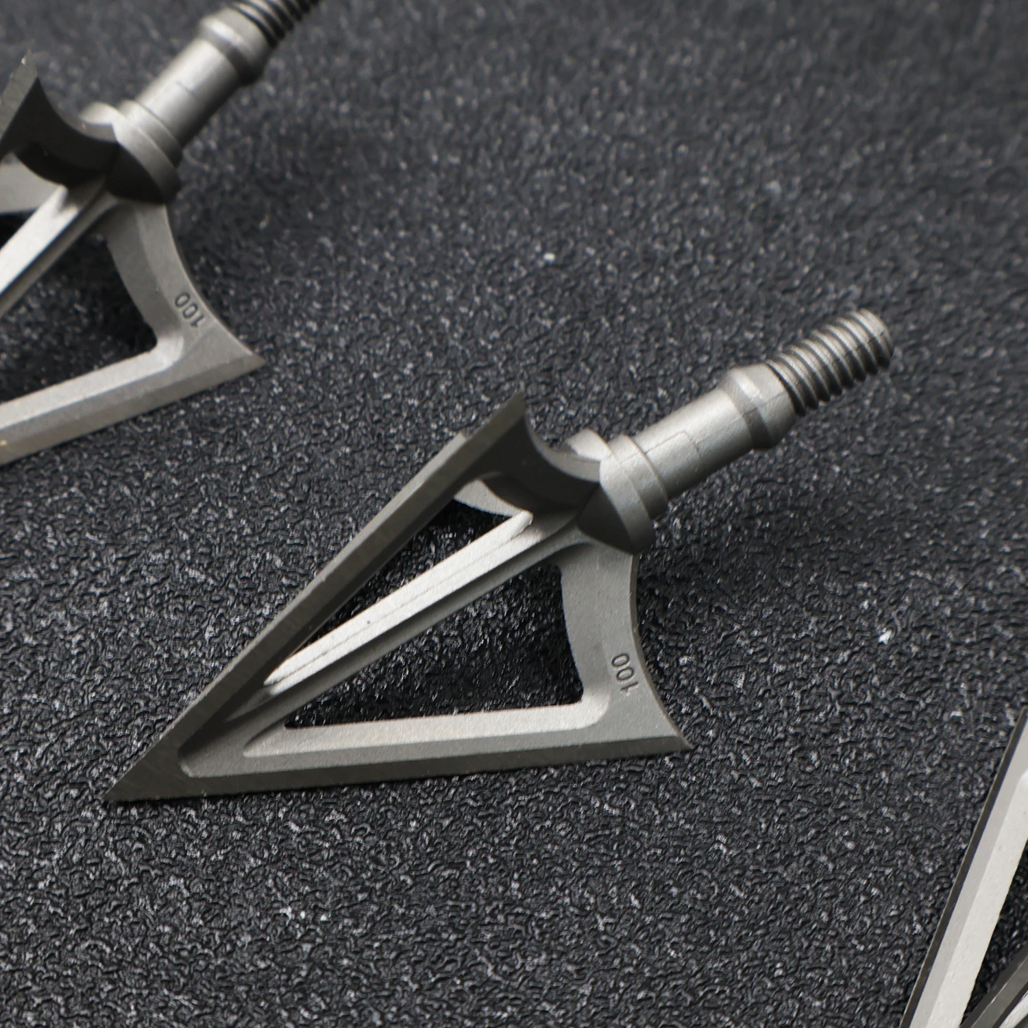 ワンピース 3枚刃固定ブロードヘッド 100グレイン ステン - Broadheads 100 Grain 3 Blade Hunting のレビューと価格